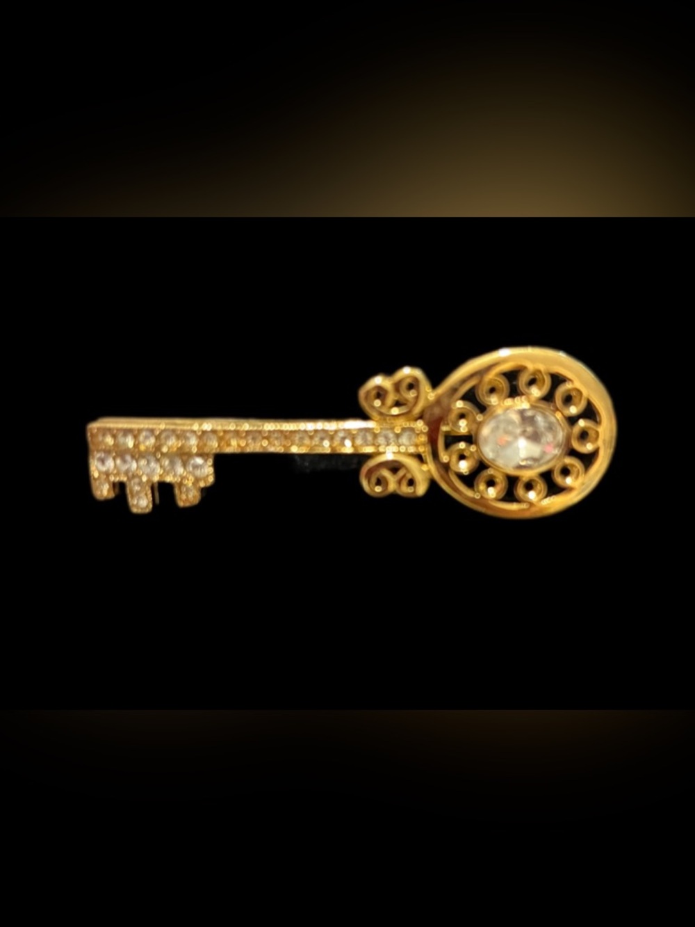 Richelieu Vintage. NWOT brooch pin gold tone Skeleton Key with rhinestones